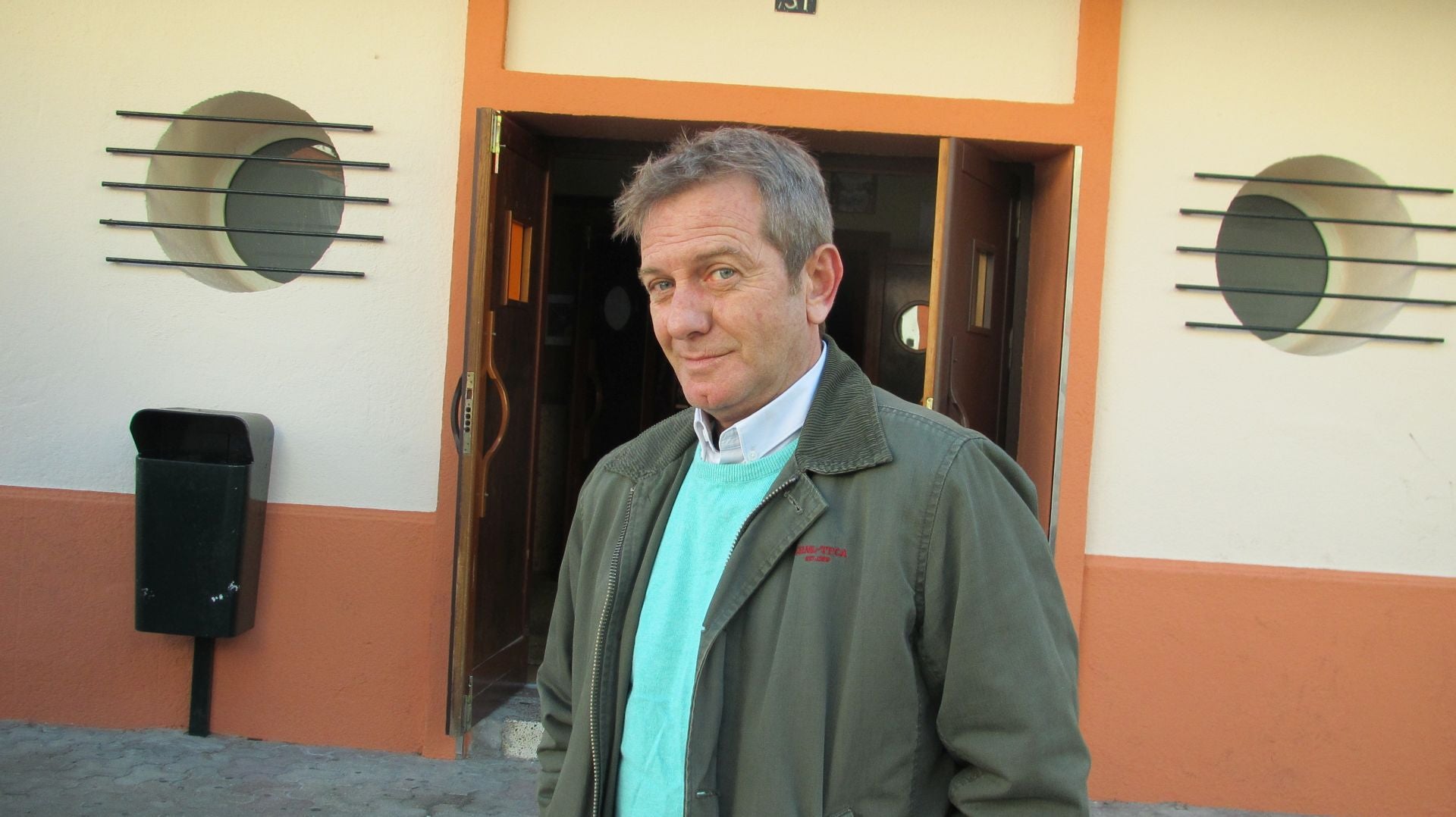 Paco Curruca en la puerta del teatro-cine Avenida de su pueblo.