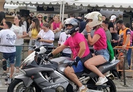 La plaza de Santa Ana llena de público para las motos.