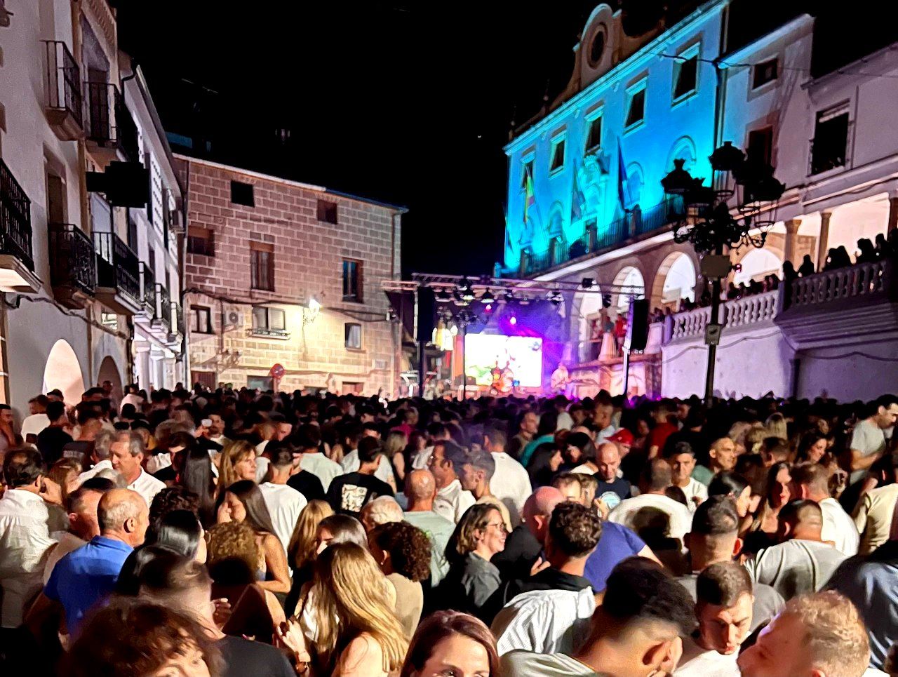 La Plaza Mayor la noche del viernes durante los conciertos.