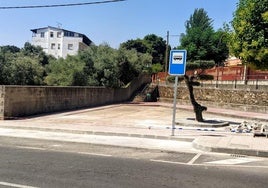 Vista parcial de la parada de bus erigida en la avenida de la Montaña.