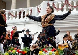 Velaile actuando en la Plaza Mayor jaraiceña.