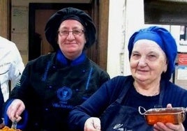 Fidela guisando unas migas extremeñas con su toque o receta personal, condimentadas con pimentón.