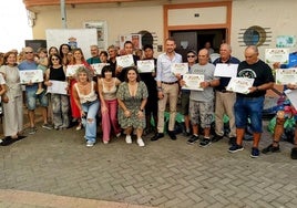 Los premiados, familiares y autoridades durante la entrega de los diplomas y premios.