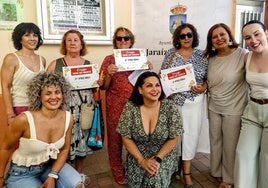 Las premiadas con las concejalas del equipo de gobierno municipal en la entrega de premio.