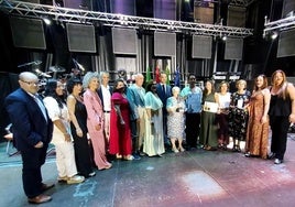 El pregonero y premiados el lunes por la noche, en el auditorio del polideportivo, con las autoridades.