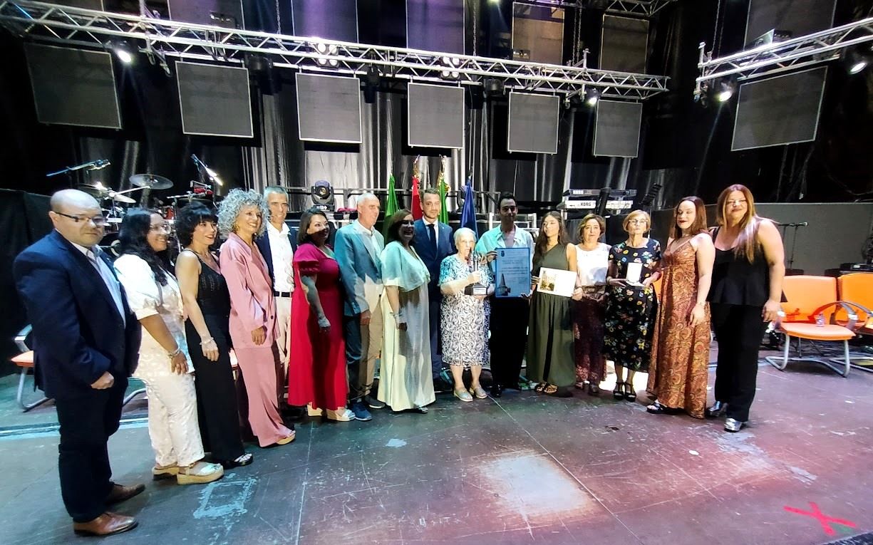 El pregonero y premiados el lunes por la noche, en el auditorio del polideportivo, con las autoridades.