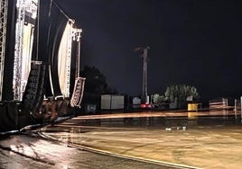 El auditorio del polideportivo desolado por la lluvia.
