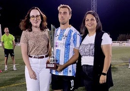 Las concejalas Sara García y Cintia Gómez entregan el trofeo de campeón al capitán del CF Talavera.