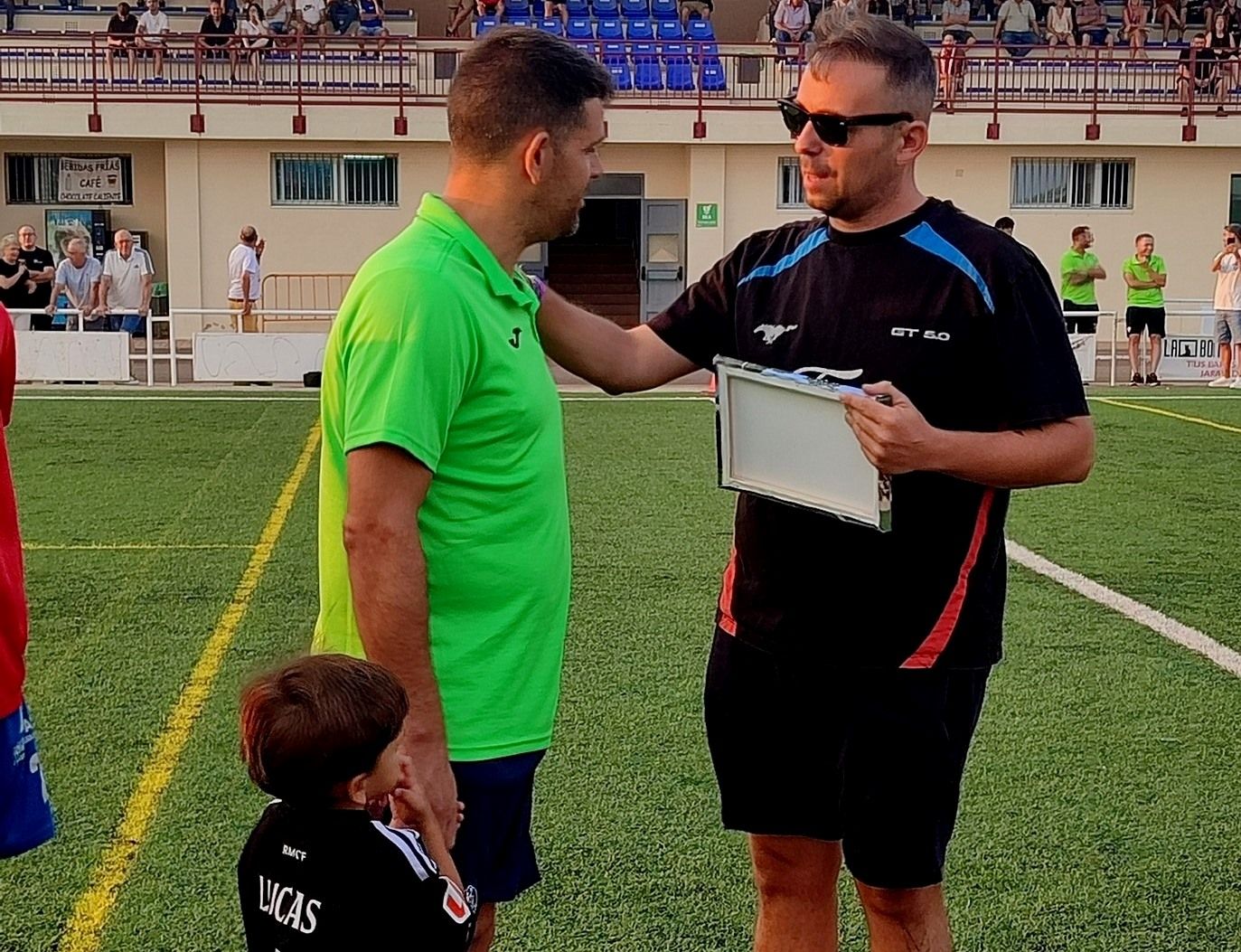 Luis recibe la placa de manos de Miguelín Villalobos.