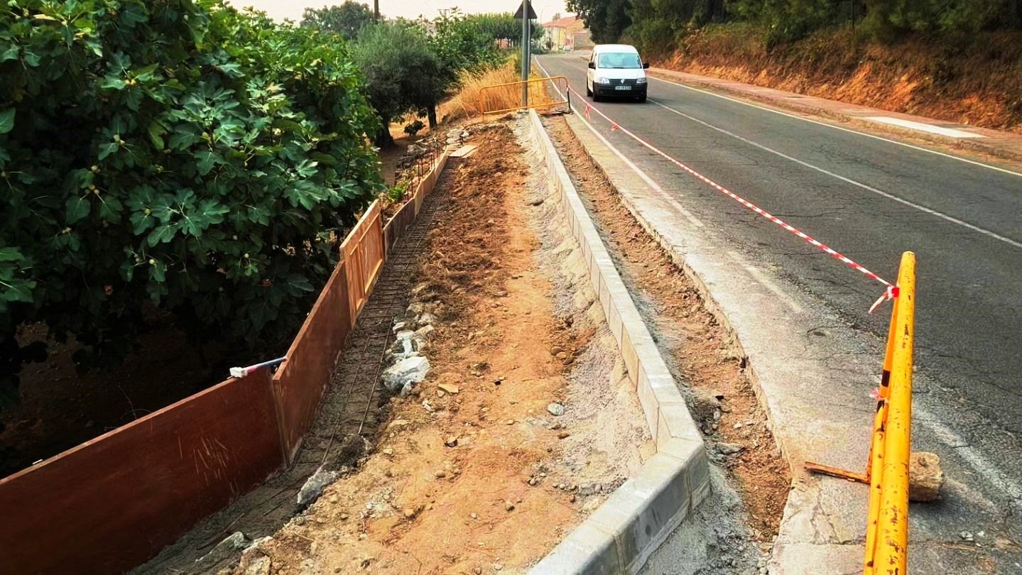 Construcción del acerado en los sitios en donde no había.