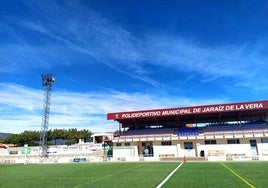 Una de las torres del polideportivo municipal.