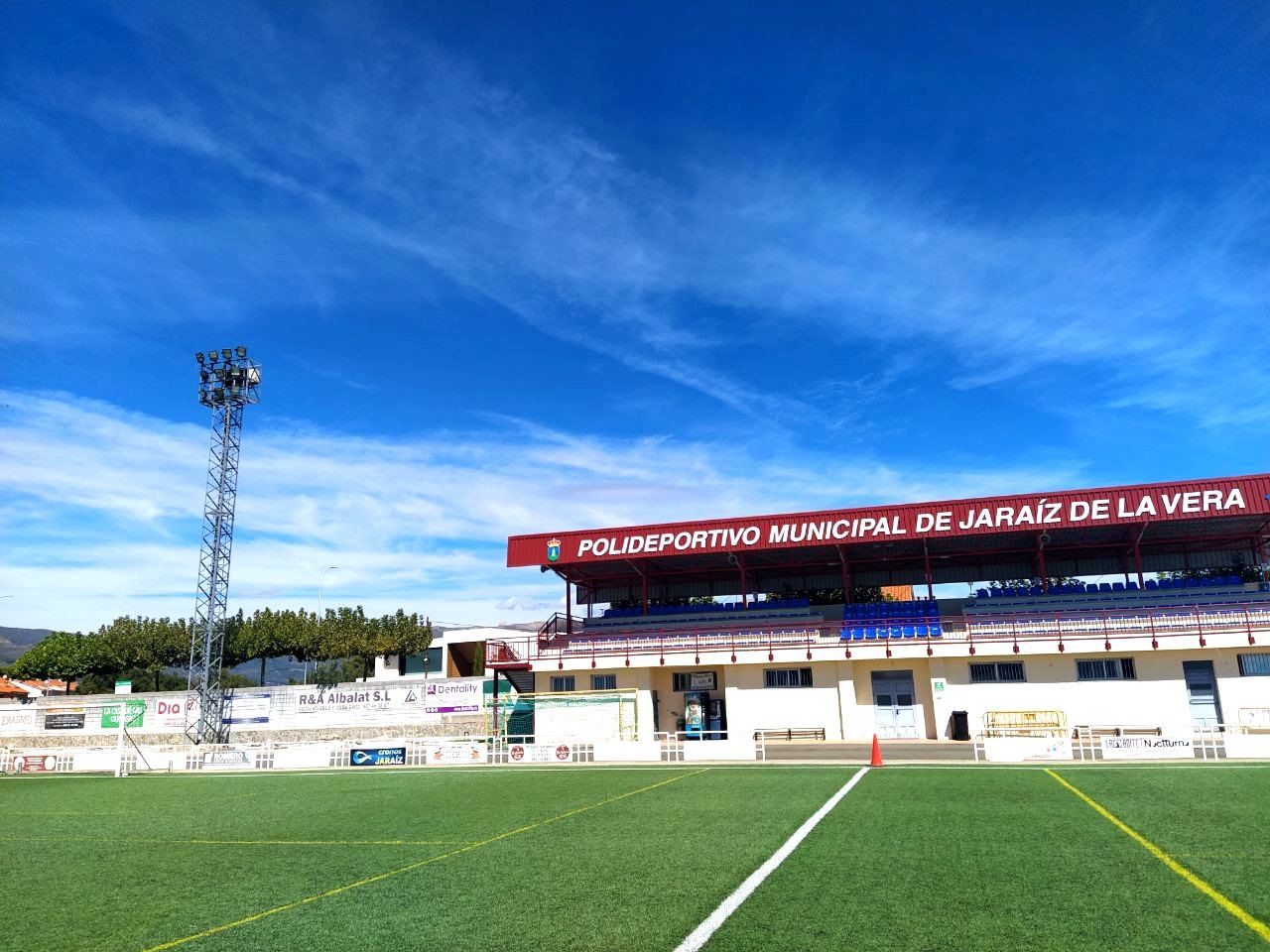 Una de las torres del polideportivo municipal.