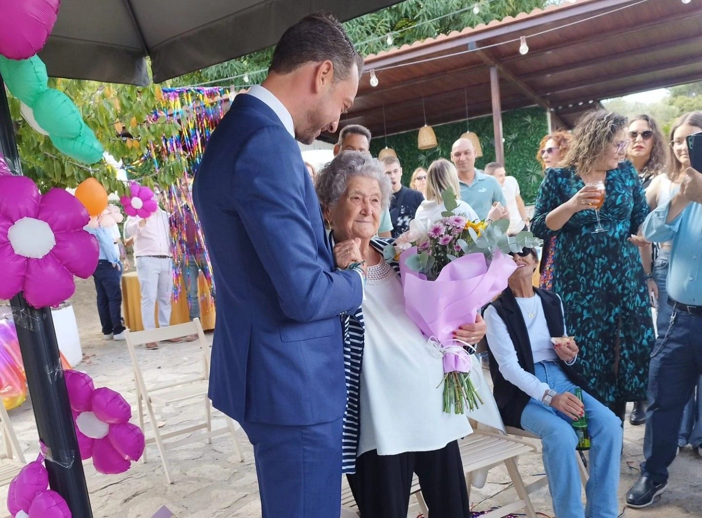 Entrega el ramo de flores por parte del alcalde a Gregoria.