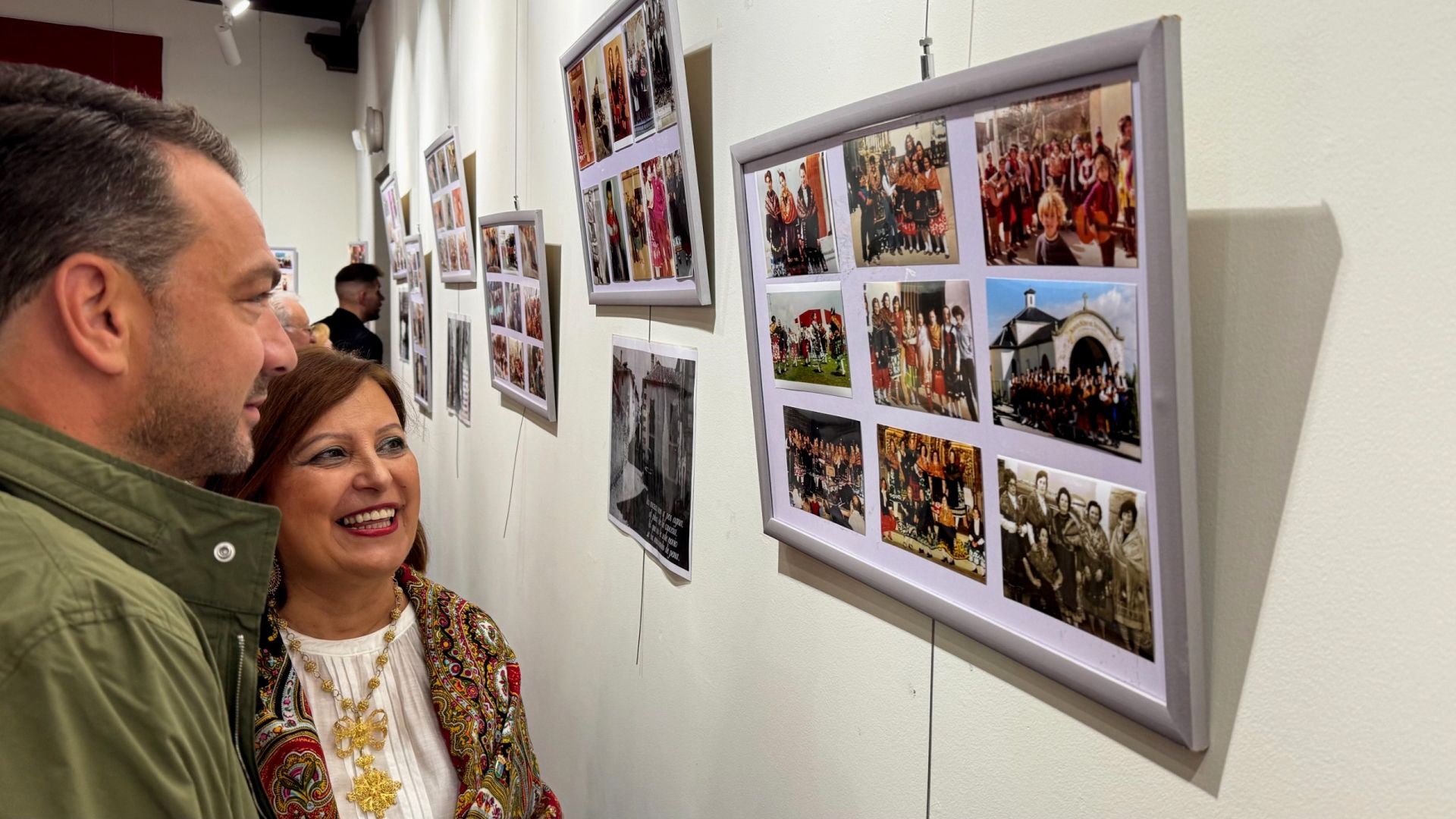 El alcalde y la concejala de Cultura durante la inauguración.
