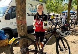 Ariadna Martín Pérez con el trofeo conquistado en la Copa Escuelas BTT-Howden.