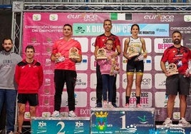 Alberto Sánchez (derecha) en el segundo cajón del podio.