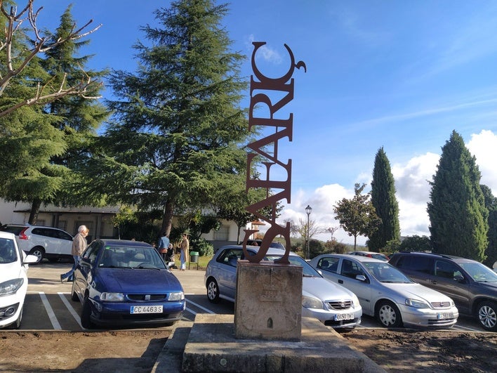 Jaraíz luce en letras corpóreas su primer nombre escrito en un documento, Safariç