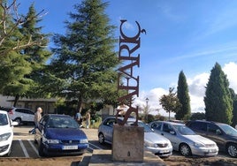 Las letras corpóreas de Safariç en las inmediaciones del cementerio.