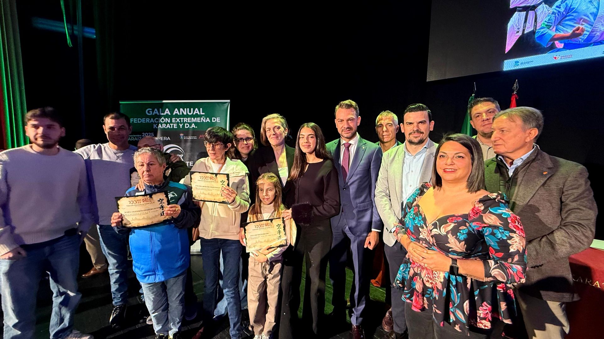 Alumnos del Club de Kárate Jaraíz premiados.