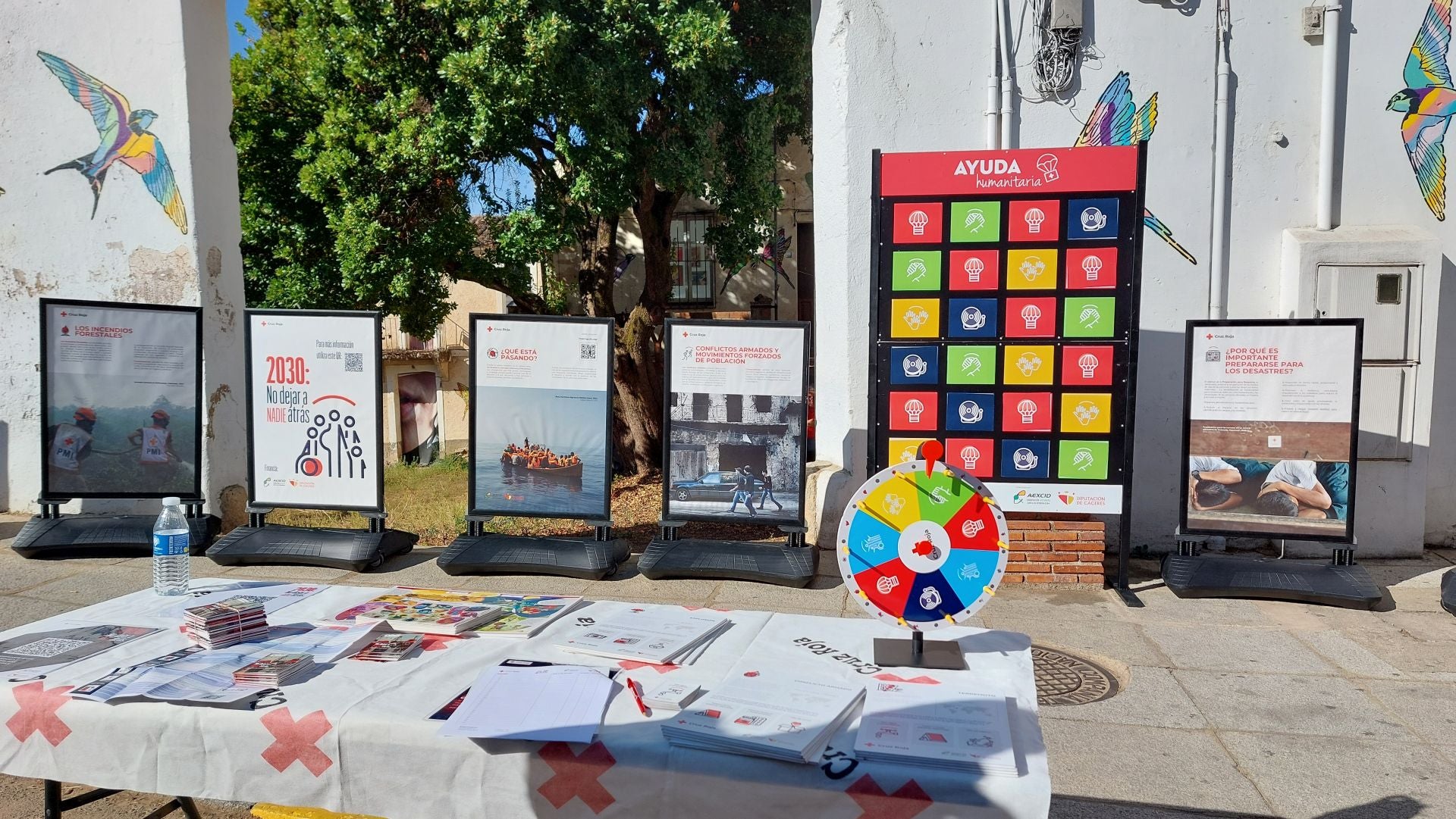 Exposición y punto de información de Cruz Roja, que este jueves estará en el mercadillo de Jaraíz.