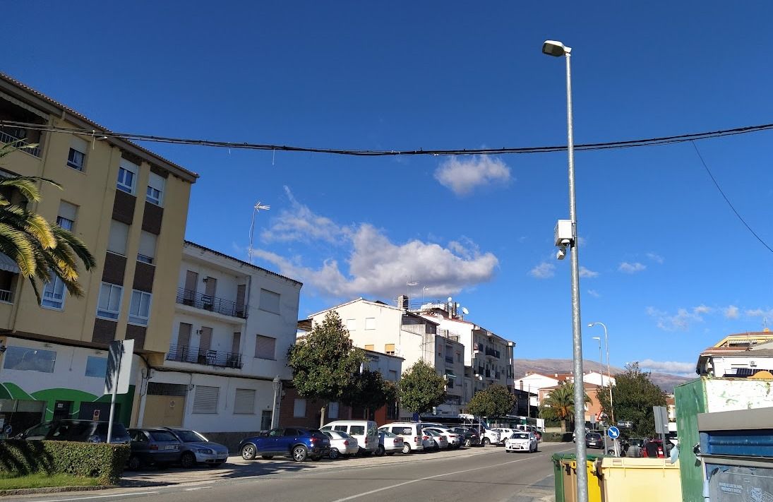 Una de las cámaras inteligentes de tráfico ubicada junto a la estación de autobuses.