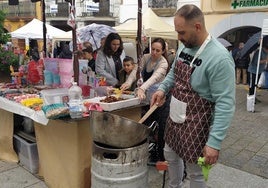Uno de los puestos el pasado año preparando, in situ, almendras garrapiñadas.