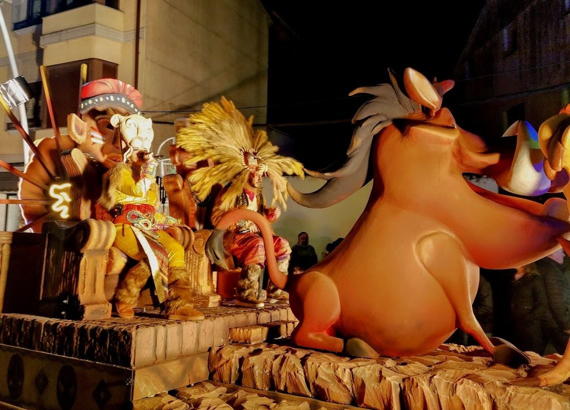 Tramo final de la carroza con otros personajes de Disney.