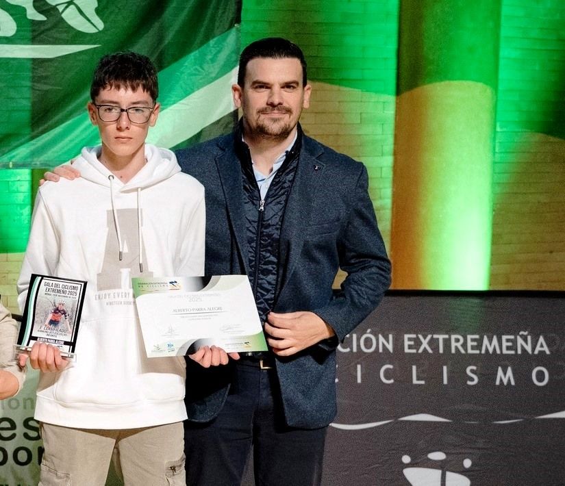 Alberto Parra con los galardones junto al director general de Jóvenes y Deportes, Santiago Amaro.