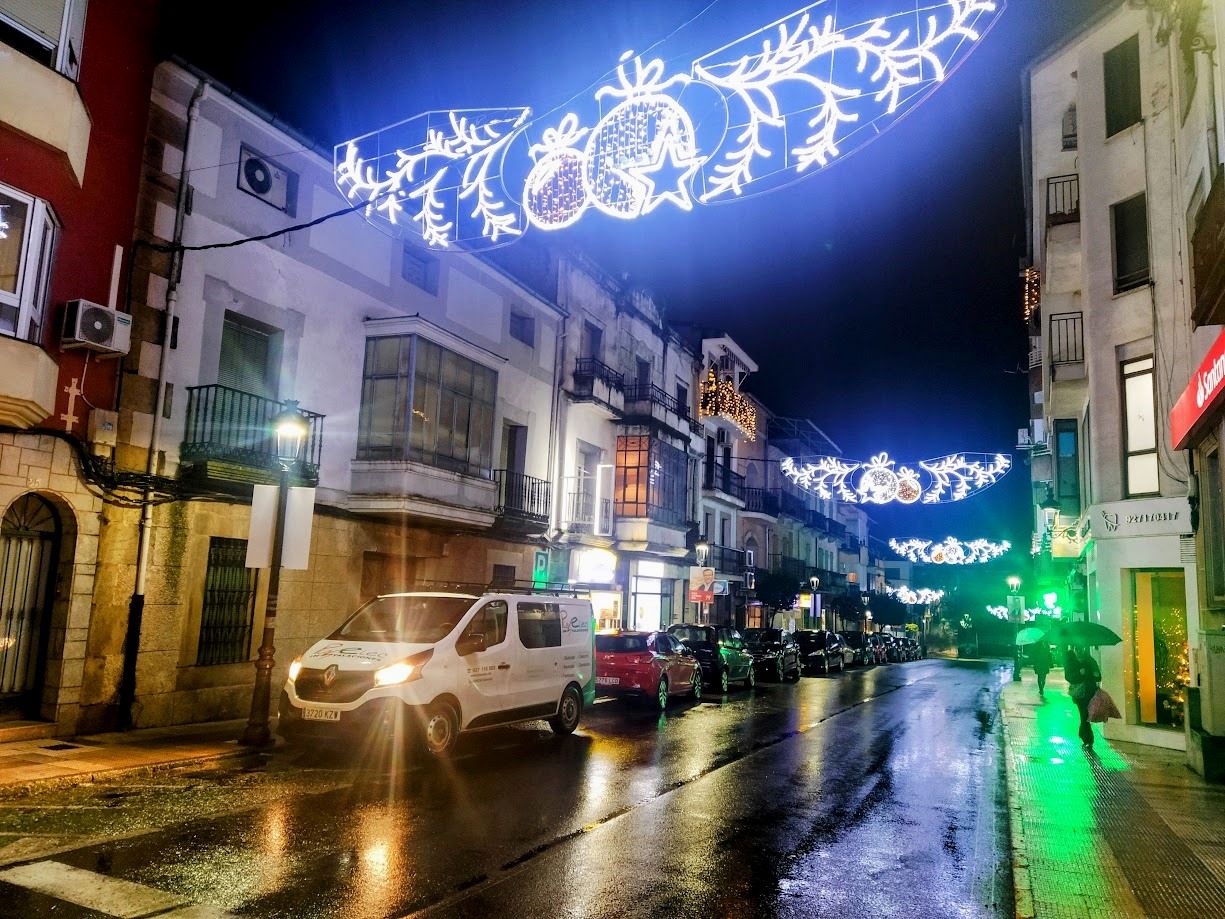 La avenida de la Constitución iluminada con motivos navideños.