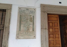 Placa colocada en la fachada del Ayuntamiento de Jaraíz rememorando la visita de Alfonso XIII.
