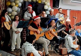 Los Jarentinos hace unos días en la residencia de mayores de Jaraíz.