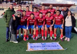 Los pimentoneros posaron con la bandera que acredita a Jaraíz como 'Villa Europea del Deporte 2026', arropados por Luis Miguel Núñez, María Ortega y Cintica Gómez.
