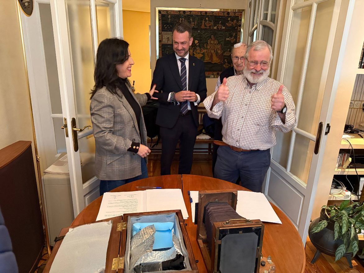 Celebración del acuerdo tras la firma de la cesión del legado de don Marcelo.