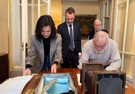 Firma de la cesión por parte de Esther Gutiérrez y Miguel Ángel de la Cruz.