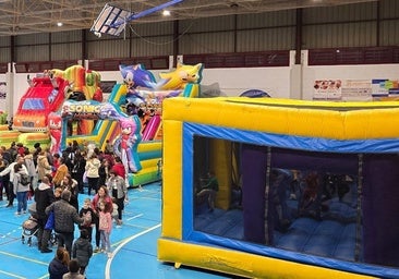 El pabellón de deportes acoge un parque hinchable
