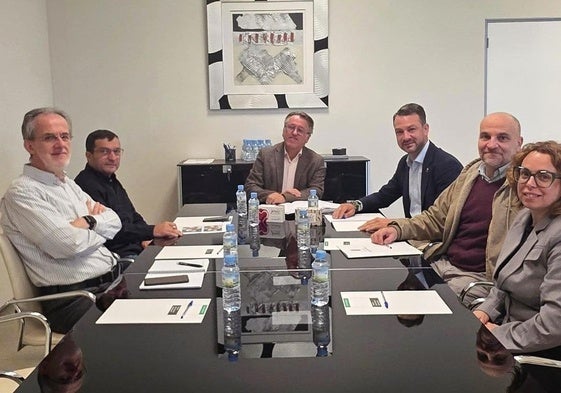 La estación de bombeo pendiente solo de la luz para que pueda funcionar