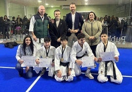 El Club de Kárate distingue a sus alumnos y al Corresponsal de HOY