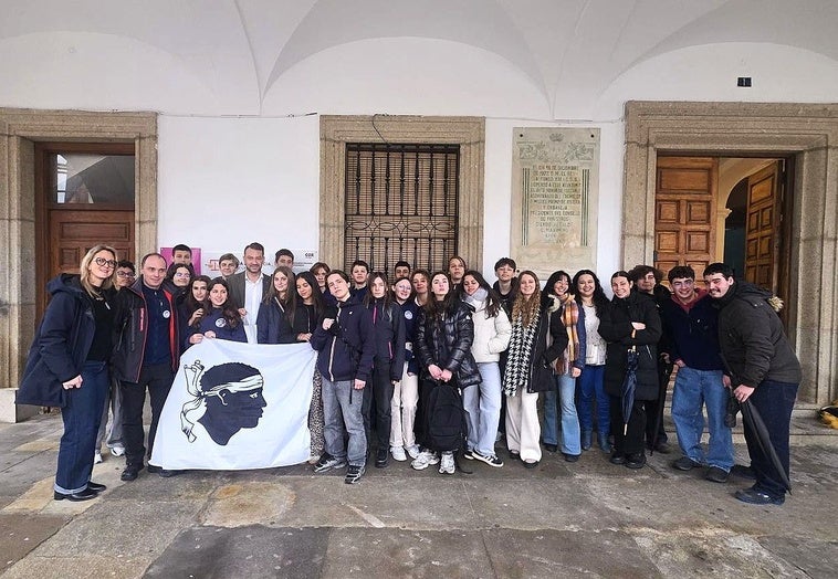 Alumnos y profesores del instituto francés de Calvi visitan el Gonzalo Korreas