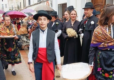 Jaraíz se viste del traje regional para celebrar la boda tradicional