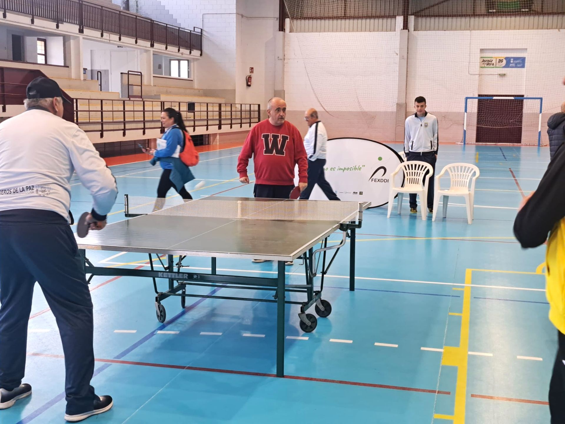Competición de tenis de mesa, en el pabellón municipal.