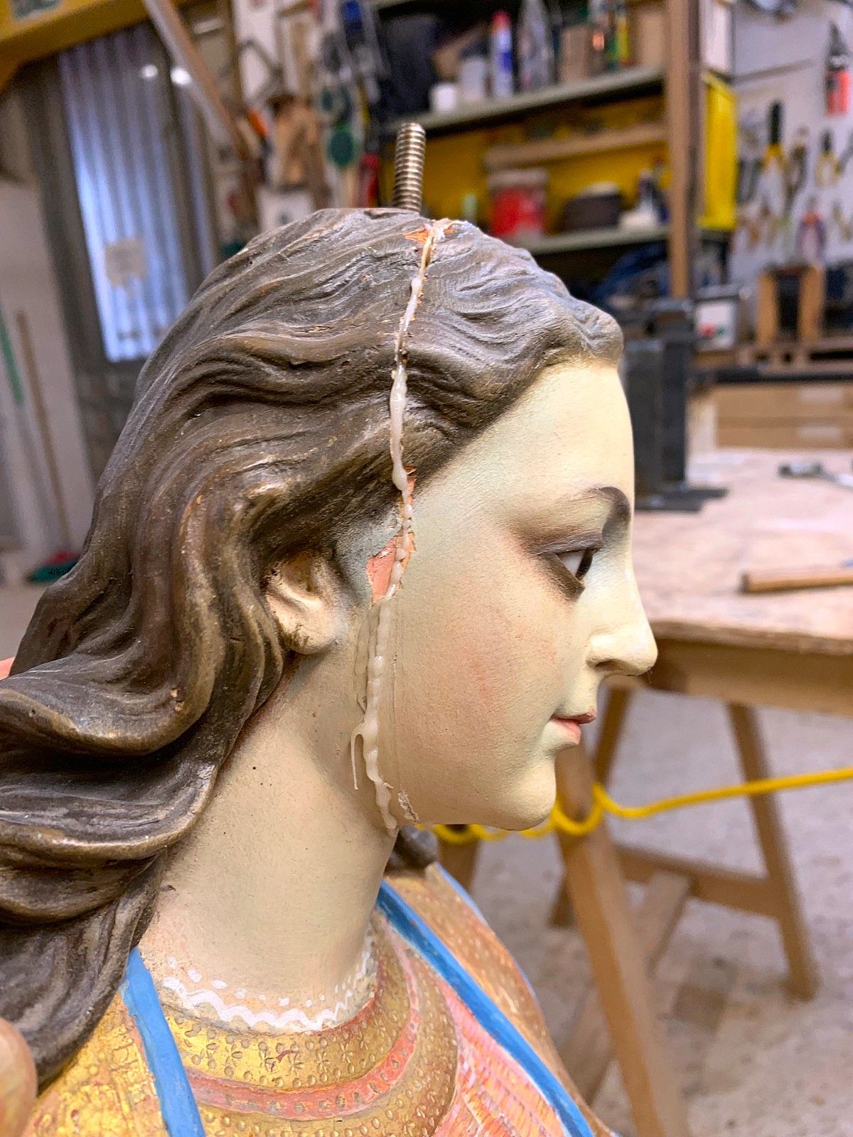 Grieta que presentaba el rosto antes del arreglo.