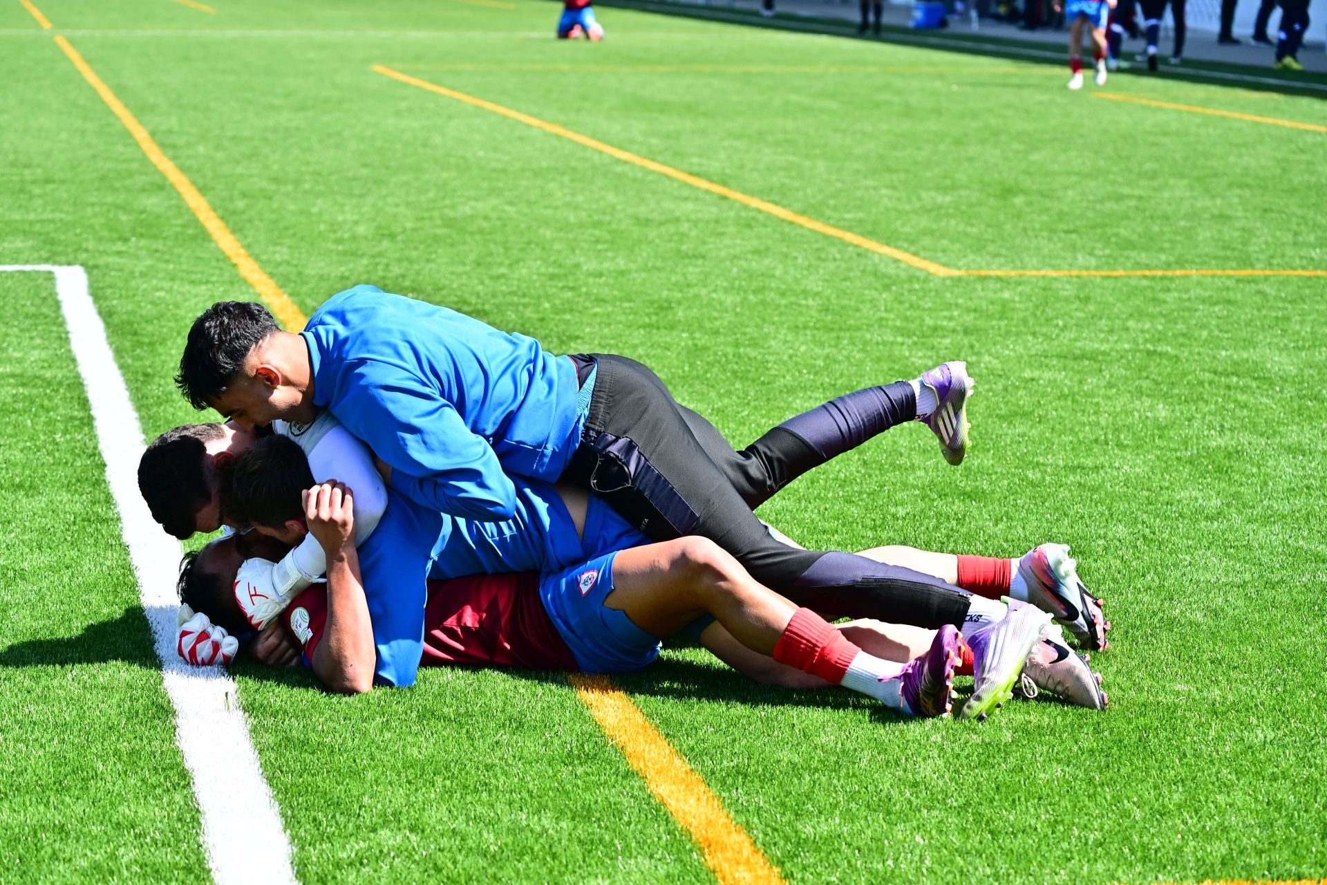 Los jaraiceños jubilosos encima de Luismi Bueno tras marcar el gol de la victoria.