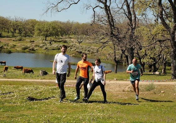 Espectacular el recorrido de la ruta senderista solidaria