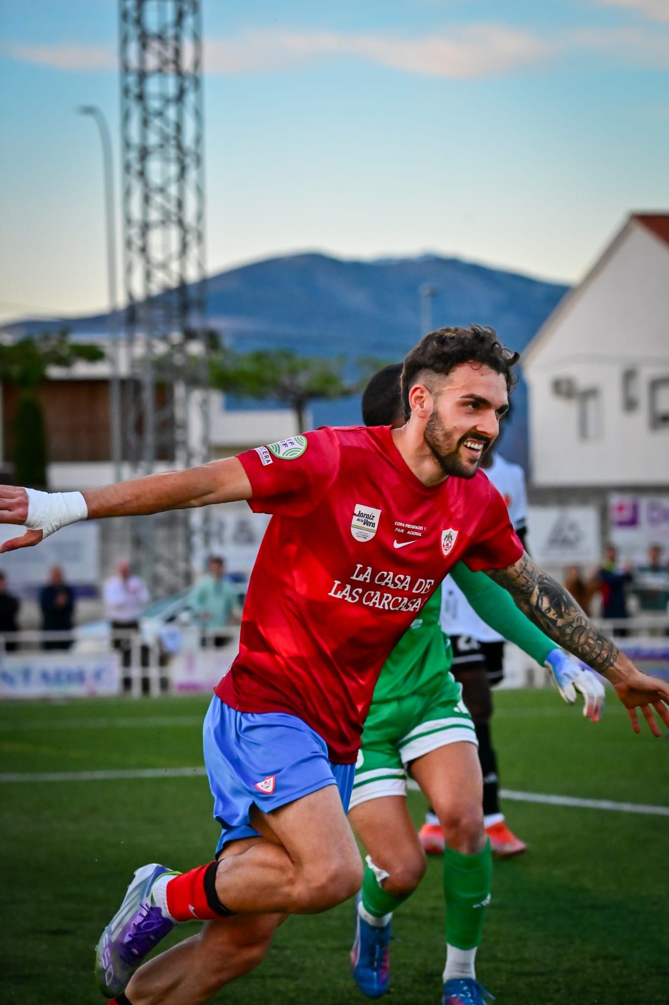 Luismi Bueno celebra el gol pimentonero.