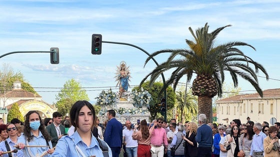 Multitudinaria bienvenida a la Patrona, la Virgen del Salobrar