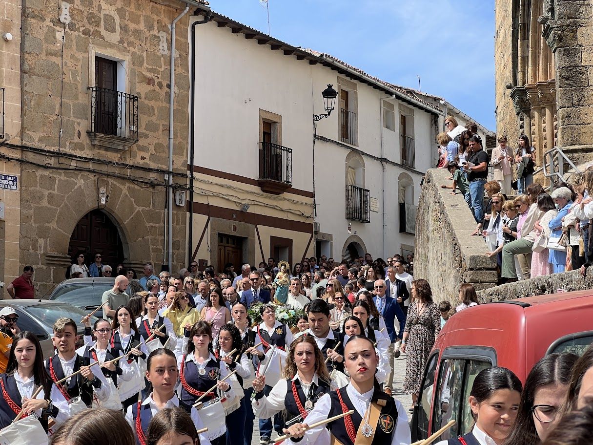 La procesión tras la salida del cortejo de la iglesia de Santa María.