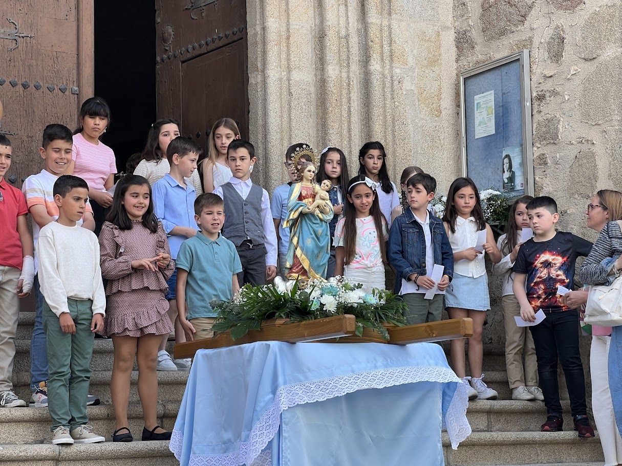 Grupo infantil cantando y recitando versos a la Patrona en el atrio de San Miguel.