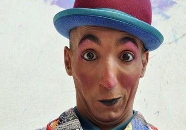 Un espectáculo de circo de calle pone fin a la Feria del Libro