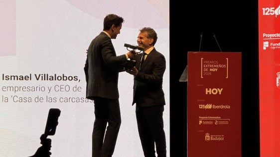 Ismael recibe la encina cúbica de manos de Pedro Díaz