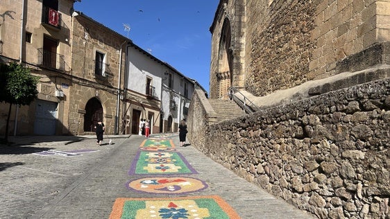 El Corpus llena de arte efímero las calles y plazas de Jaraíz